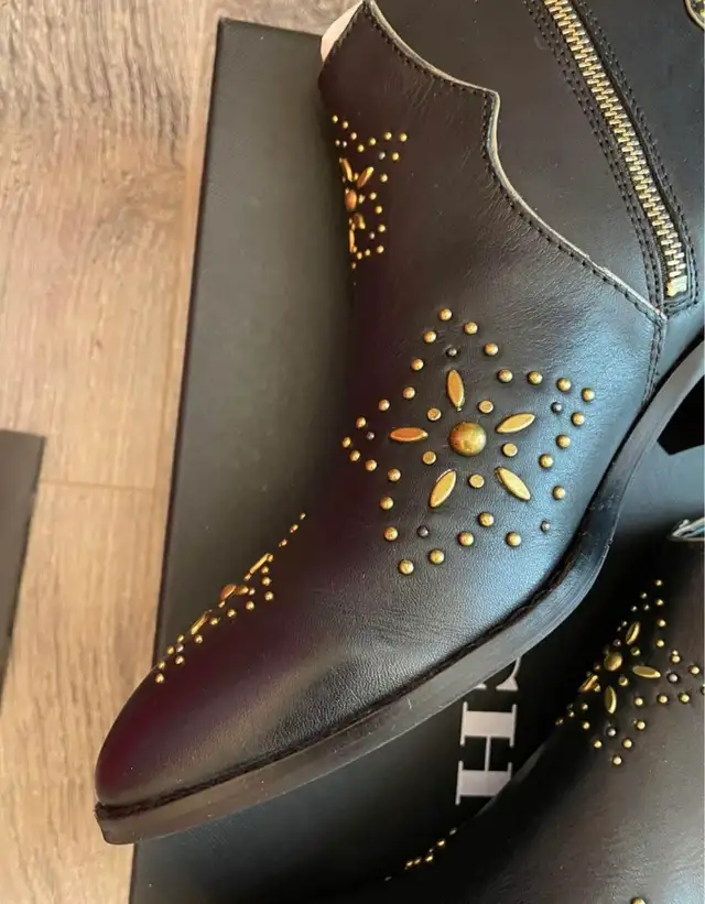 Coach women’s leather boots size 7 in Women's - Shoes in Mississauga / Peel Region - Image 3