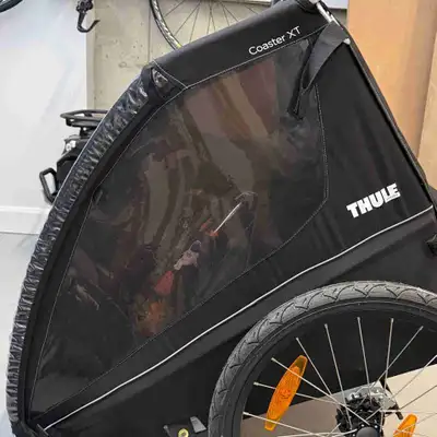 Je vends ma remorque pour vélo et poussette Thule Coaster XT 2 Seat Bicycle Trailer & Stroller. ✔️ U...