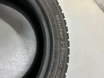 2 pneus d’hivert de marque Hannkok 245/45/18 100T en bon état.