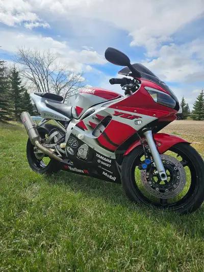1999 Yamaha YZF R6 Runs amazing sounds even better 40717km with a fresh chain and engine service -Ne...