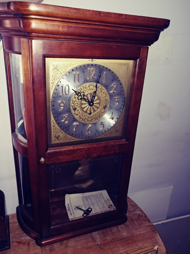 Howard Miller vintage wall mantle clock with chimesWith key and in Arts & Collectibles in Markham / York Region - Image 4