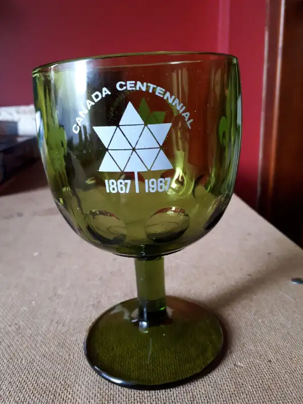 Centennial Green Glass Goblet 1867 - 1967 Quebec Fleur de Leaf in Arts & Collectibles in City of Montréal - Image 2