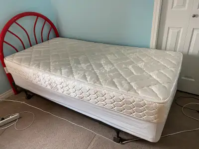 This Sealy Posturepedic twin mattress and box spring combo offers excellent support and comfort. Thi...