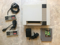 1985 Nintendo NES-001 console 2 Controllers, AC Adapter,  1 Game
