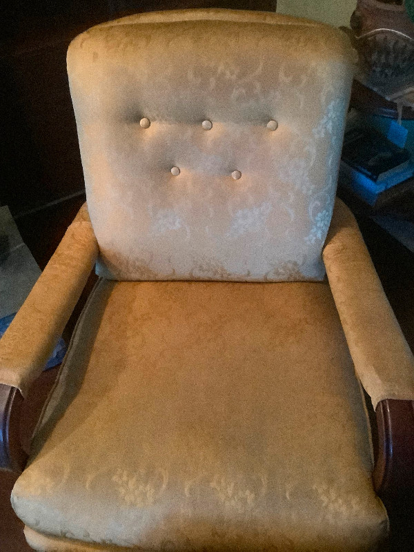 Vintage arm chair with ottoman in Chairs & Recliners in Gatineau - Image 4