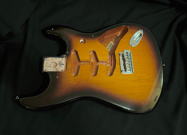 Gorgeous Fender Classic Series ‘60s Reissue Stratocaster Body in Guitars in Mississauga / Peel Region - Image 3