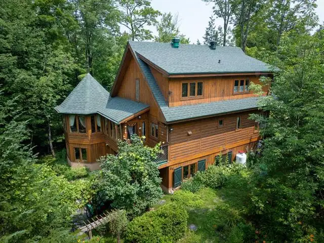 Chalet bord de l’eau / Waterfront for Rent – Lac Lovering, Magog in Quebec in Canada - Image 2