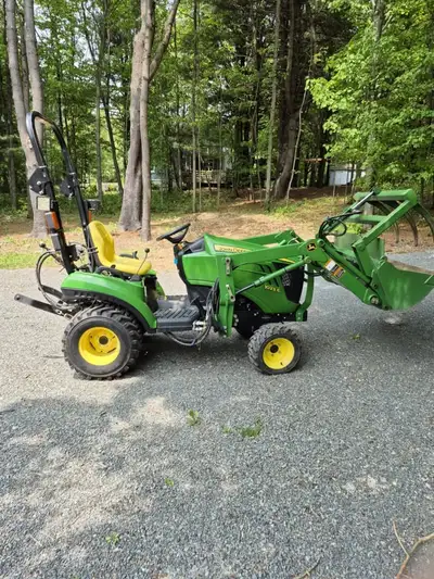 Tracteur Compact John Deere 1023E 2014 - Excellente Condition ✅ Seulement 337.9 heures de travail -...