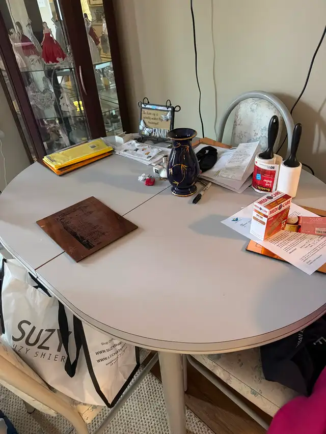 Table and four chairs in excellent condition in Dining Tables & Sets in Kitchener / Waterloo - Image 3