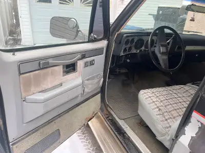 305. 3 speed. Runs, drives, stops. Sask antique plated. From Alberta. Some rust repaired. Project I...