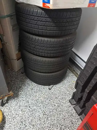 Ensemble de quatre pneus 205/60R16 et jantes en acier. * Taille: 205/60R16