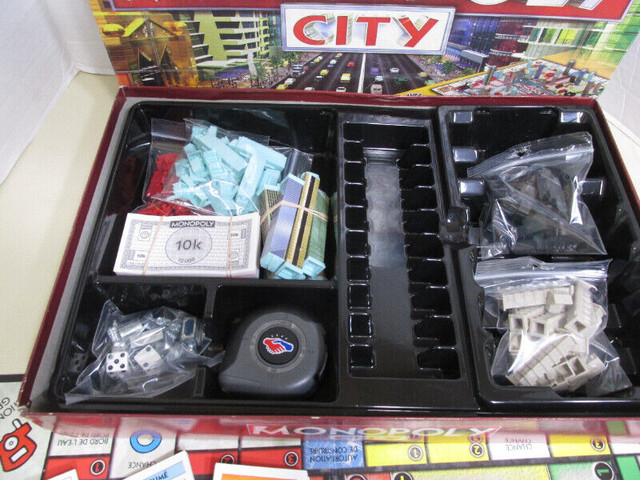 2008 MONOPOLY CITY JEU SOCIETE HASBRO 3D COMPLET FRANCAIS* dans Jouets et jeux  à Laval/Rive Nord - Image 3