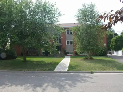 Large One Bedroom Apt near Rockway Golf Course – Newly Renovated