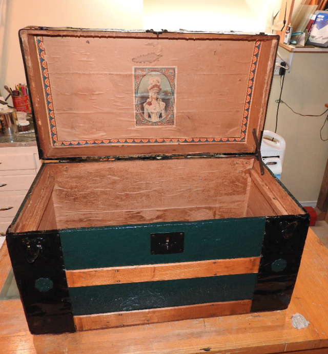 Antique embossed metal steamer  trunk in Arts & Collectibles in Ottawa - Image 3