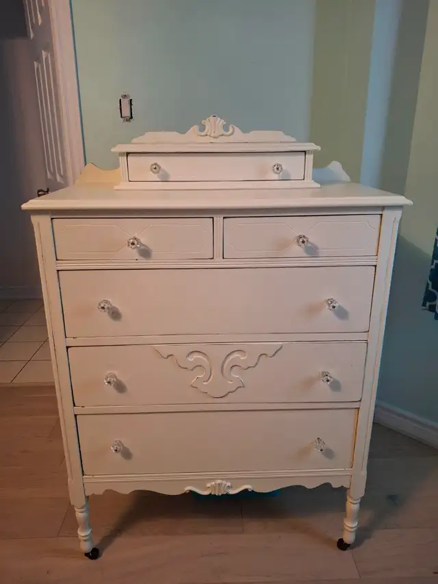 Chest of Drawers - antique white, solid wood in Dressers & Wardrobes in Oakville / Halton Region - Image 2