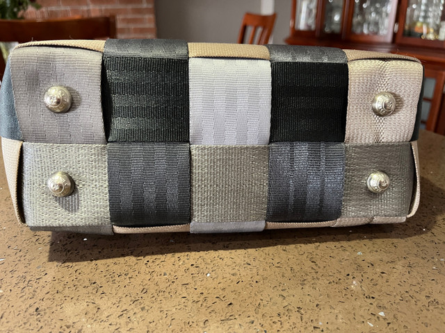 Harveys Original Seatbelt Bag in Women's - Bags & Wallets in Oshawa / Durham Region - Image 4