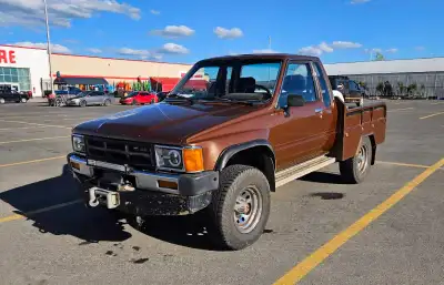 1986 Toyota xtracab 4x4 flatdeck pickup. 216,587 original kms, 5 speed manual transmission, sunroof....