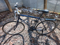 Bicyclette DEVINCI, St-Tropez, bleu marine, d'une valeur de 800$