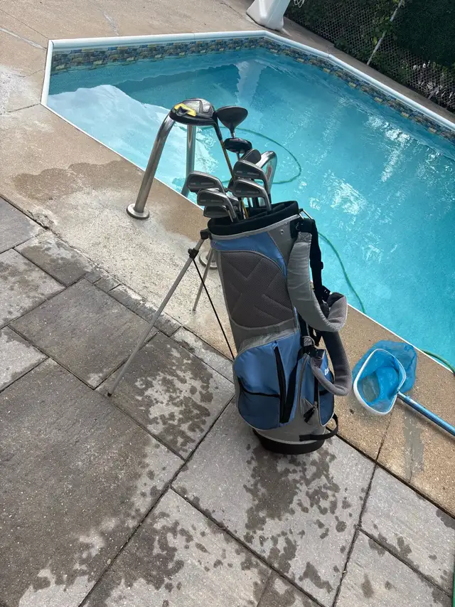 women’s right golf clubs and bag  in Golf in Guelph - Image 2