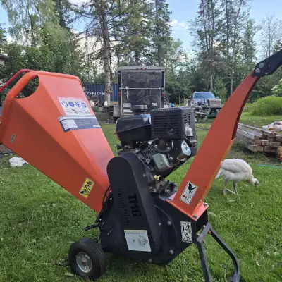 Good condition wood chipper. I bought it to make wood chips but the arborist brings loads for free n...