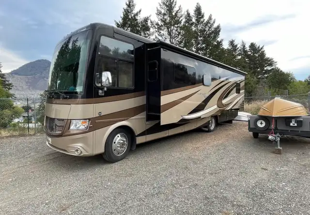 2017 Newmar Canyon Star 35’ Class A – 3 Slides, Solar, New Tires in RVs & Motorhomes in Kamloops - Image 4