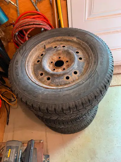 Pneus sur roues d’acier encore bon pour un à deux hiver. Était sur Mitsubishi outlander 2011. Bolt p...
