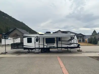 34’ 2020 29G Momentum by Grand Design Cummins generator, 2 AC units, shower and 2 toilets, 2 awnings...