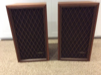 Vintage Realistic Nova-7B Floor Speakers