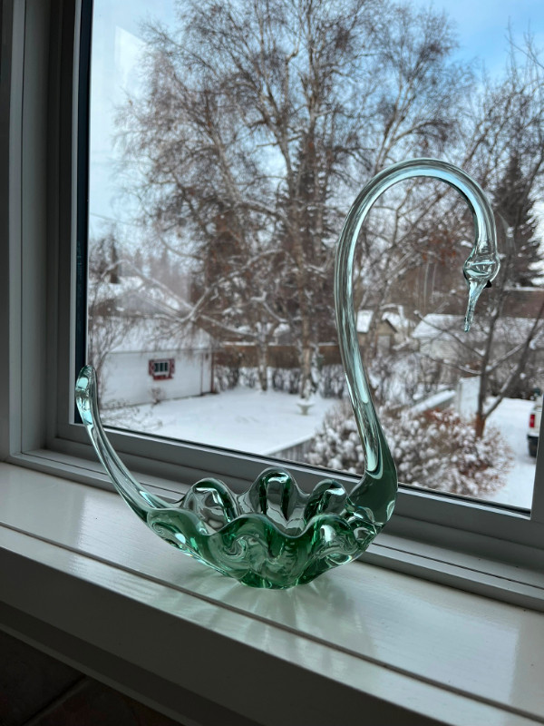 (Vintage?) Glass Swan in Home Décor & Accents in Red Deer - Image 2