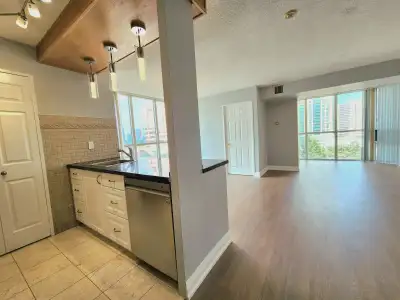 ️ AVAILABLE NOW (AUGUST 1st)! 2 Bed + Den, Corner-unit Condo with Parking & Locker | ALL UTILITIES I...