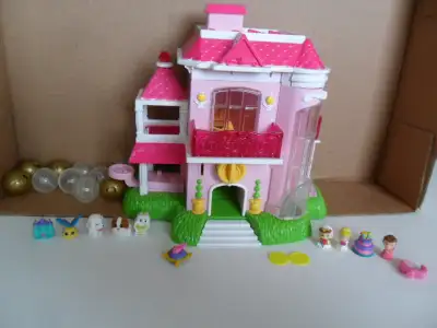 Squinkies Barbie Dream House,10 assorted Squinkies with bubbles, 1 ring and 2 coins. $35 for the lot...
