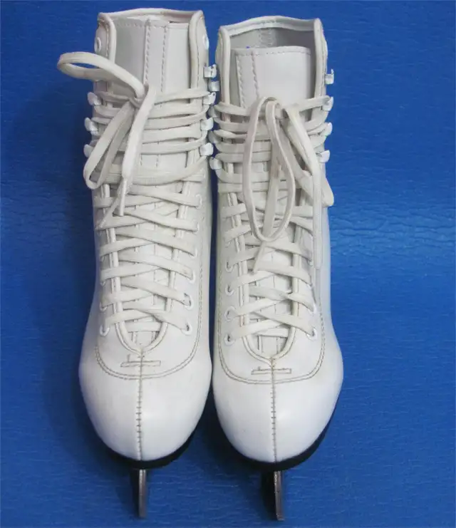 NEW CCM Figure Skates Size-5 Inner Length - 23cm/9" (Dwight in Skates & Blades in Muskoka - Image 4