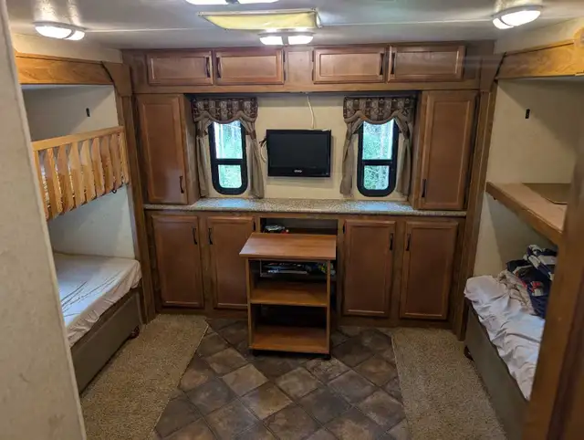 2014 outdoors RV creekside 31kqbs travel trailer in Travel Trailers & Campers in Vernon - Image 9