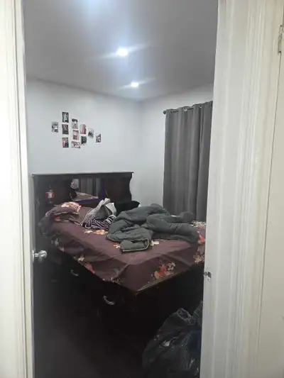 ROOM FOR GIRLS FREE UTILITIES UPPER FLOOR FULLY FURNISHED LOCATION : QUEEN AND KENNEDY BRAMPTON ALGO...