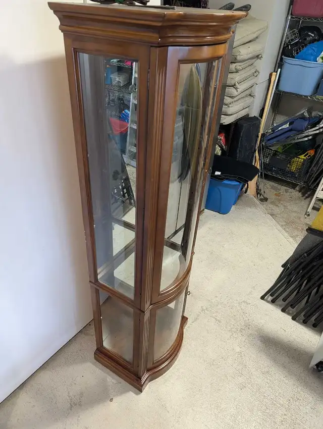 Curio cabinet  in Hutches & Display Cabinets in London - Image 4