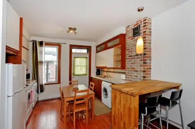 Disponible le 1 août 2025. - Bel appartement 4 et ½ (1 chambre à coucher fermée plus espace bureau)...