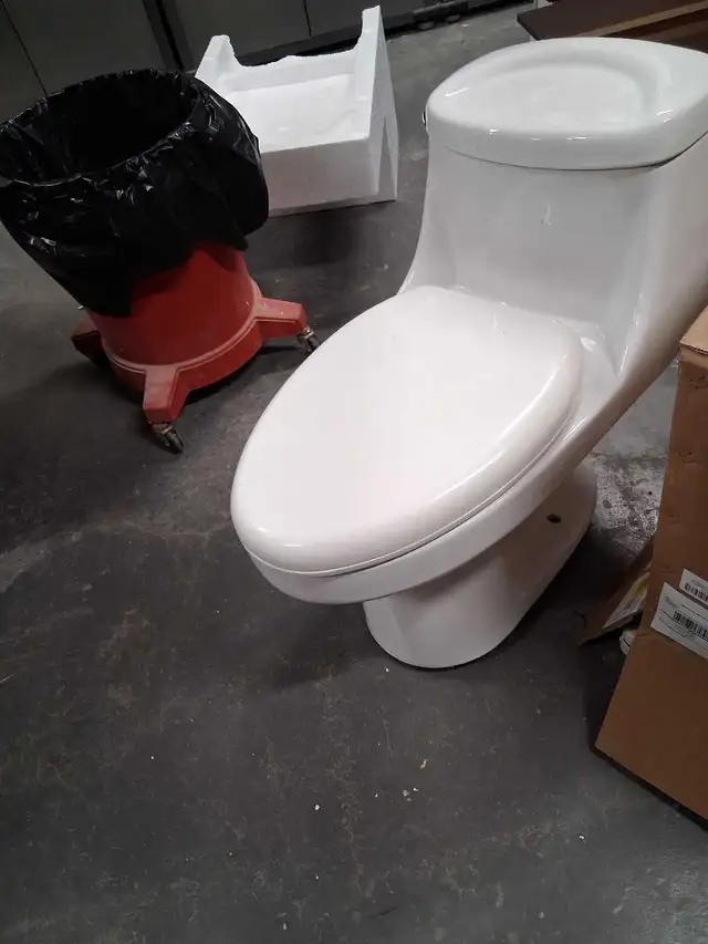 Toilette monobloc in Plumbing, Sinks, Toilets & Showers in Longueuil / South Shore - Image 3