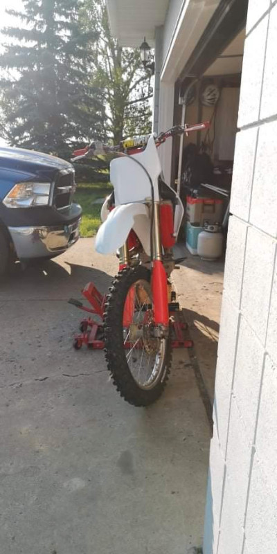 2004 CRF 450r excellent condition needs minor repairs. in Dirt Bikes & Motocross in Calgary - Image 4