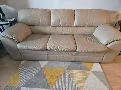Sofa de cuir beige 3 places 300$, View more