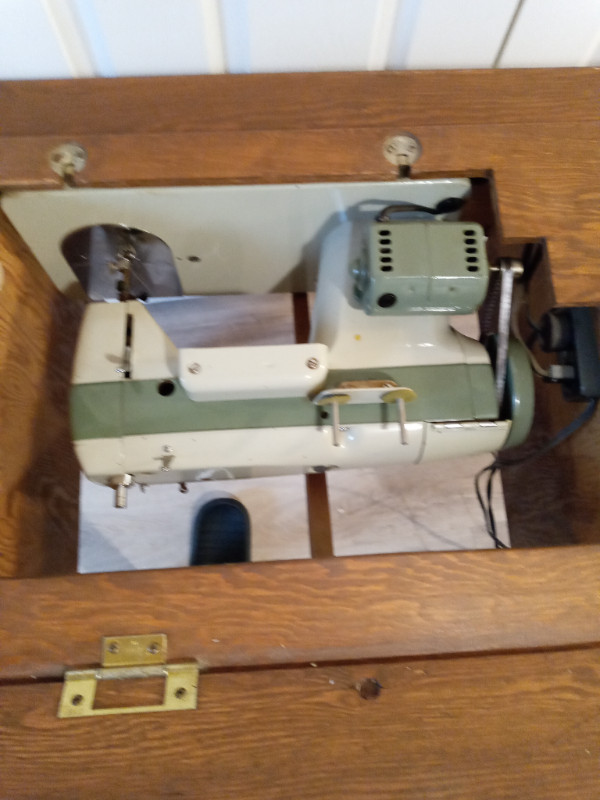 ANTIQUE PIEDMONT DELUXE (New Home) SEWING MACHINE in Hobbies & Crafts in City of Halifax - Image 4
