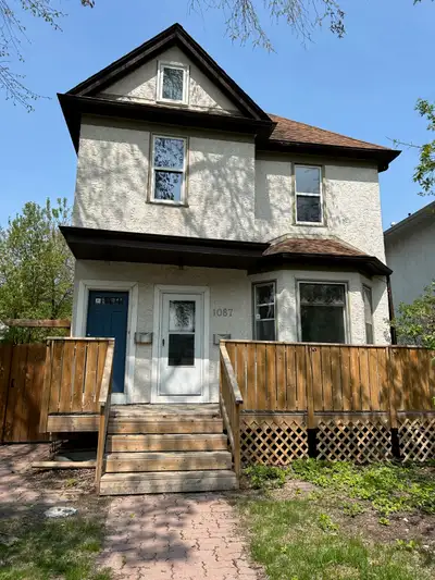 Water included - Generous 3BR Upper Duplex in Crescentwood! Available August 1st | Pet Friendly | Wa...