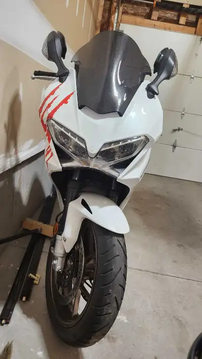 Selling my awesome Honda VFR800 Interceptor (and no, it’s not a police vehicle), having a V4 engine...