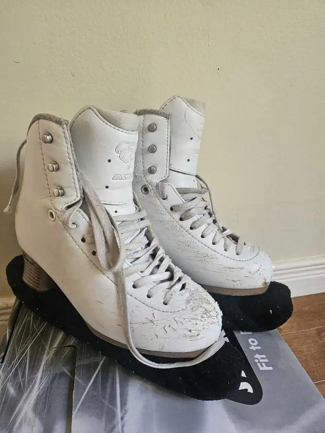 Figure skates kids for girls - size 3.5 in Skates & Blades in Ottawa - Image 4