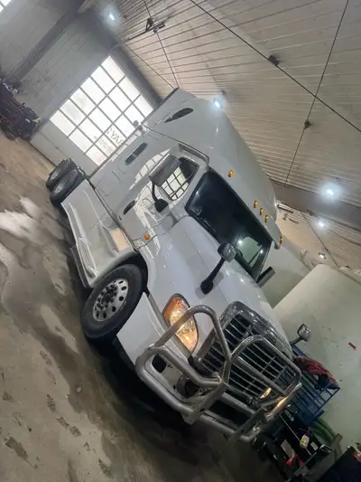 NEW CRATE ENGINE - Installed by North West Truck Centres Calgary. 115,405 kms CVIP just completed. -...