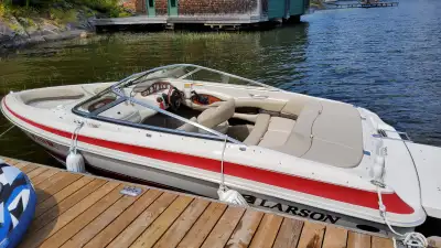 2004 Larson 190 LXI bowrider for sale. Good condition and very well maintained. 299.3 hours on 185 h...