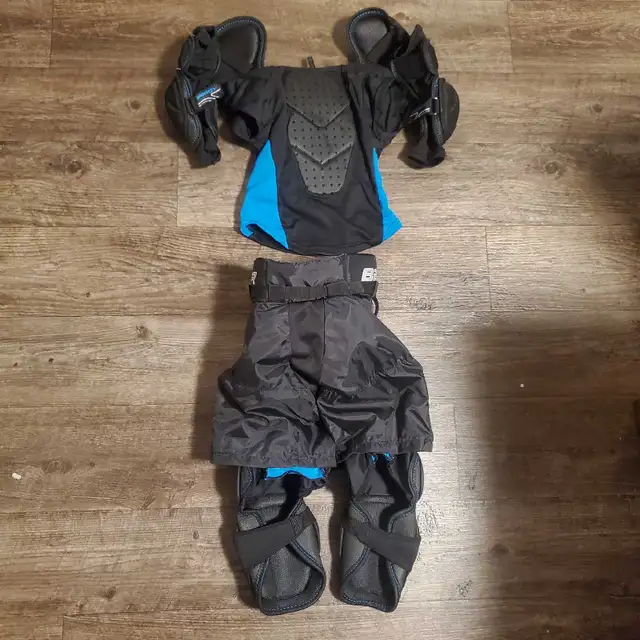 New Youth Size Small  BAUER Hockey Equipment in Hockey in Barrie - Image 7