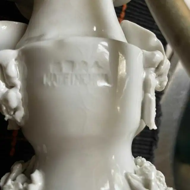 Antique Guan Yin Porcelain Table Lamp in Indoor Lighting & Fans in City of Montréal - Image 5