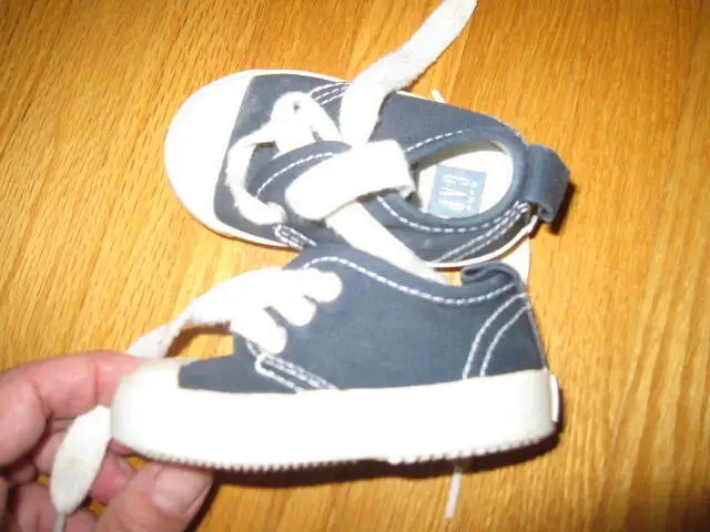 Baby Gap Runners in Clothing - 12-18 Months in Saskatoon - Image 3