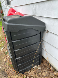 Outdoor compost bin
