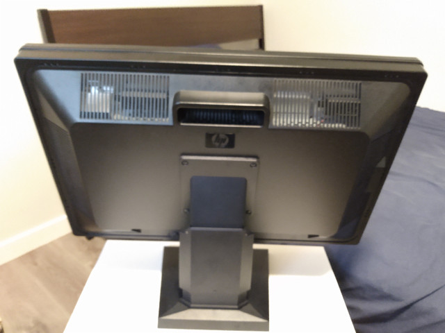 HP L2445m 24" LCD Monitor w/ Speakers in Monitors in Calgary - Image 2